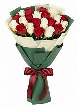 Букет Микс из красных и белых роз в Орудьево