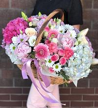 Композиция солнечный день в Орудьево Цветочная композиция из Розы, Хризантемы, Пионы и Лизиантусы в корзине в Орудьево