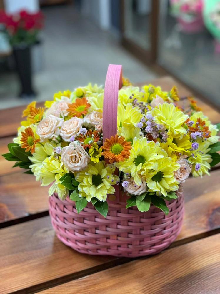 Цветочная композиция из Хризантемы и Розы в корзине в Орудьево
