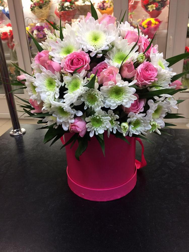 Цветочная композиция из Розы и Хризантемы в шляпной коробке в Орудьево