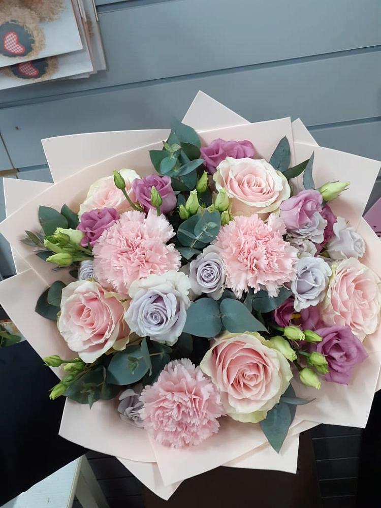 Букет цветов из: Розы, Гвоздики и Лизиантусы в Орудьево